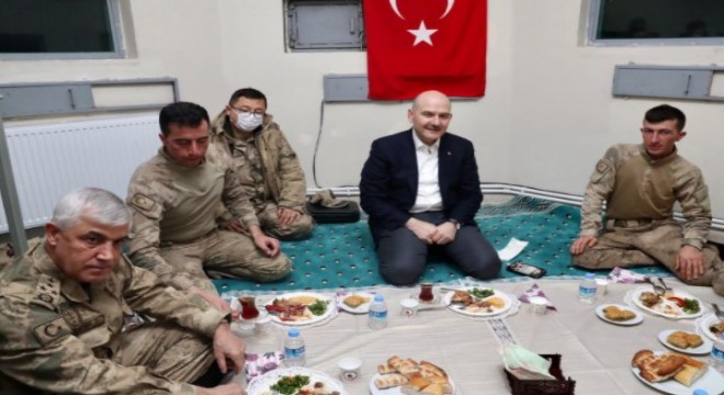 Bakan Soylu, yeni yıla Mehmetçikle beraber girdi