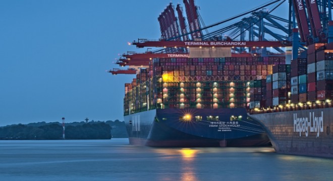 İstanbul da demirleyen kargo gemisi konteyner gemisine çarptı