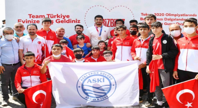 Tokyo Olimpiyatları’na katılan ASKİ Spor’lu güreşçilere Ankara’da coşkulu karşılama