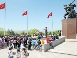 Anıtlara yoğun ilgi