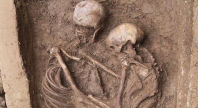“Mezara kadar aşkı” simgeleyen bir çifte ait 1600 yıllık iskeletler bulundu
